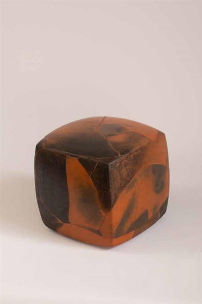 null BIQUAND Colette (née en 1936)
Cube à faces bombées en terre sigillée rouge et...