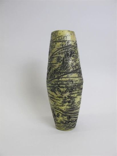 null BAUQUIS Marie Christine (1948-2015)
Vase navette en grès à décor d'incisions...
