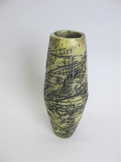 null BAUQUIS Marie Christine (1948-2015)
Vase navette en grès à décor d'incisions...