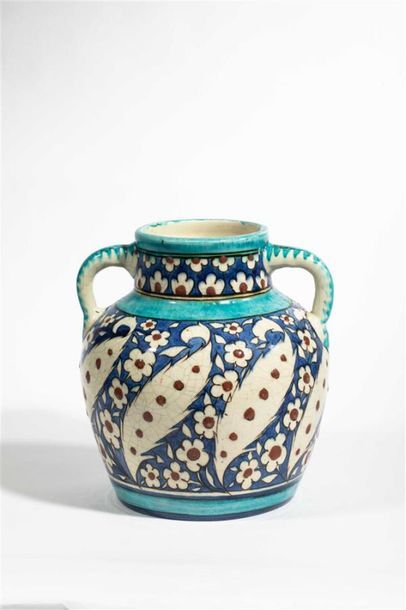 null LACHENAL Edmond (1855-1930) 
Vase ovoïde à col cylindrique en retrait avec anses...