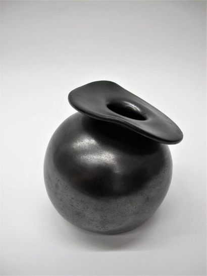null ATELIERS D'ART PRIMAVERA
Vase boule à large col circulaire décalé en céramique...