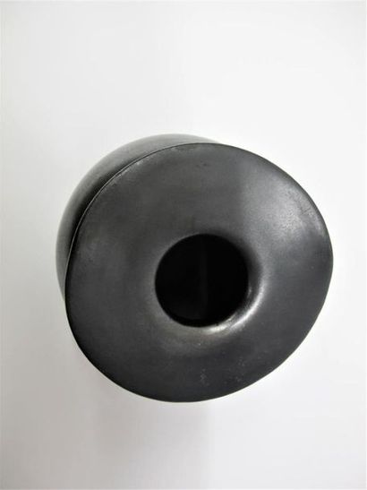 null ATELIERS D'ART PRIMAVERA
Vase boule à large col circulaire décalé en céramique...