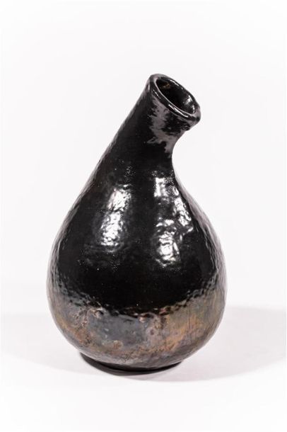 null BUTHOD GARCON Gisèle (née en 1954)
Vase ovoïde en grès, le col courbé à décor...