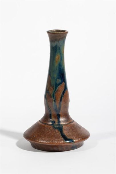null PERROT Théo (1856-1942) 
Vase soliflore à base pansue et col évasé en grès de...