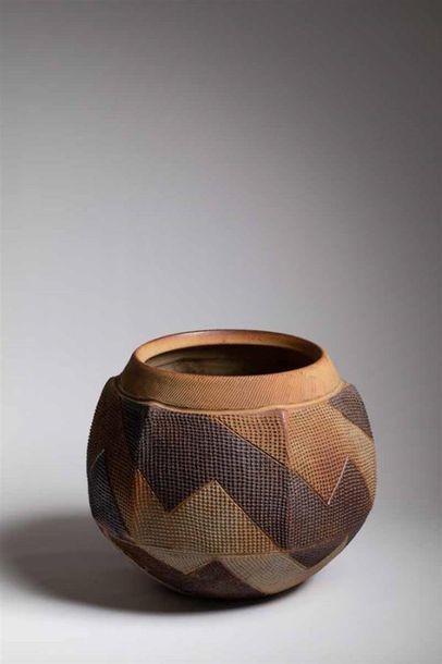 null CHAGUE Thiebaud (né en 1958)
Vase polylobé en grès à décor partiellement émaillé...
