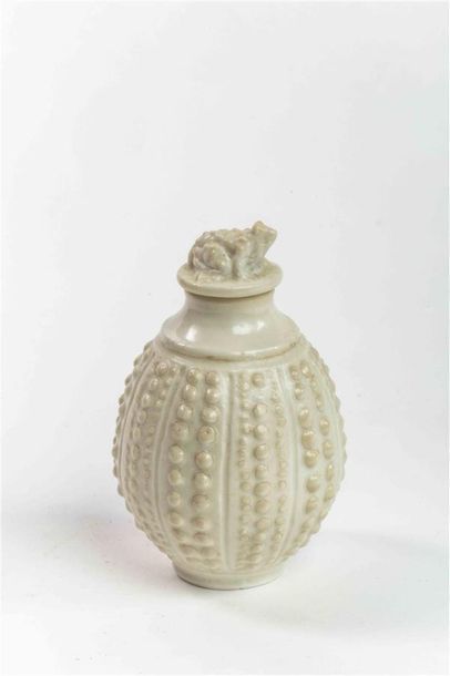 null ESCHENBRENNER Micheline (1931-2018)
Flacon couvert de forme ovoïde en porcelaine....