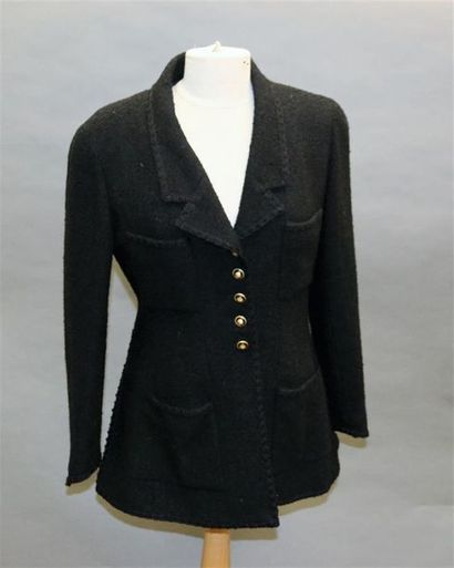 null CHANEL Boutique
Veste longue noire en tweed, cintrée, quatre poches plaquées...