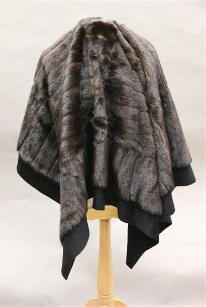 null REVILLON
Couverture en vison et laine en cachemire noir.
120 x 140 cm.