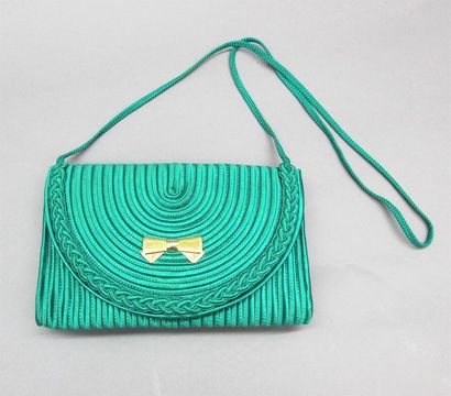 null NINA RICCI
Sac du soir à bandoulière en passementerie de soie verte, fermoir...