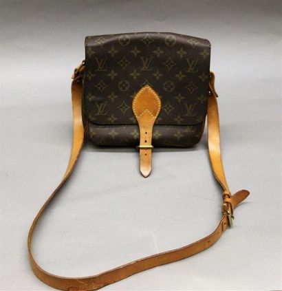 null LOUIS VUITTON
Sac modèle "cartouchière" en toile monogram et cuir naturel.
(Bon...