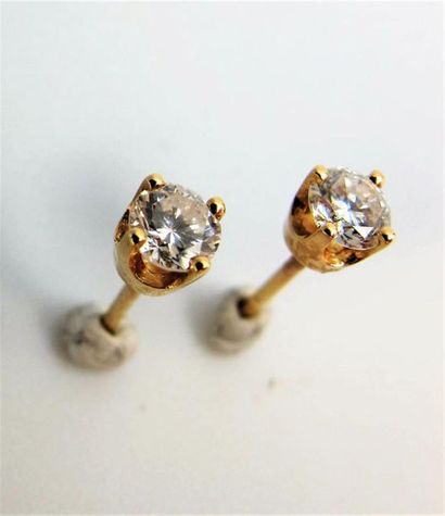 null Paire de clou d'oreilles en or jaune 585°/°° (14k) ornés de diamants demi-taille.
Poids...