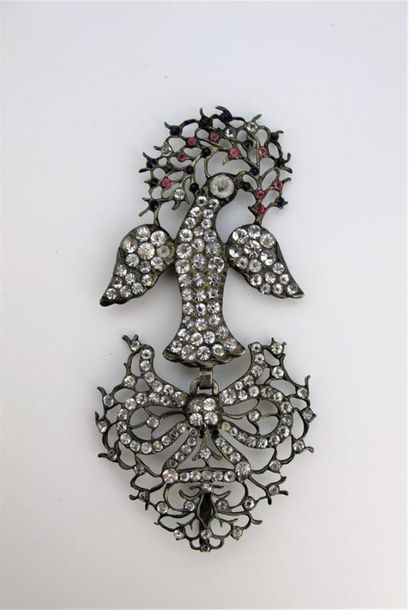 null Pendentif en métal argenté composé d'une colombe du Saint Esprit suspendue à...