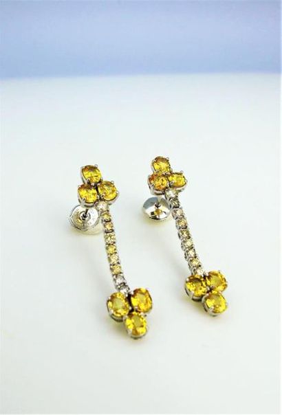 null Paire de pendants d'oreilles en or blanc 750)/°° (18k) ornés de saphirs jaunes...