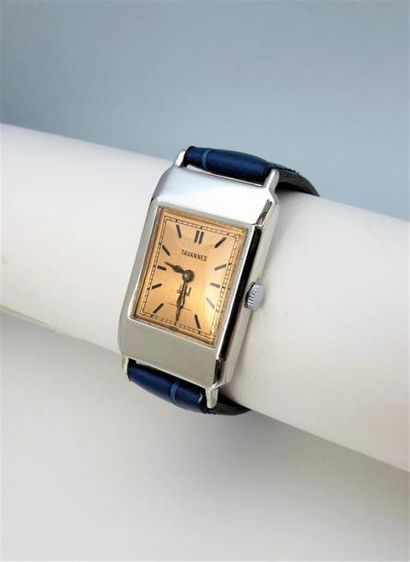 null DUNHILL et TAVANES vers 1925
Montre bracelet d'homme en or blanc 750°/°° (18k)...