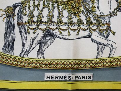 null HERMÈS Paris
Carré en soie imprimée, titré " Grand Apparat ", bord vert de gris
et...