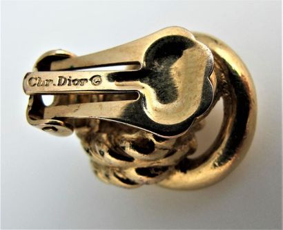 null CHRISTIAN DIOR
Paire de clips d'oreilles en métal doré stylisant trois anneaux...
