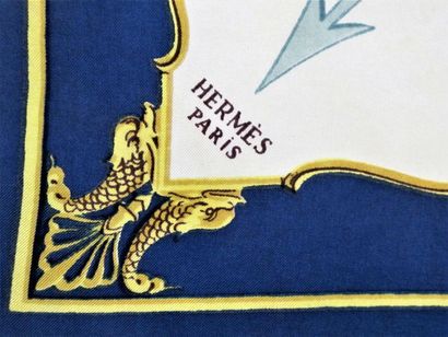 null HERMÈS Paris
Carré en soie imprimée, titré " La Marine en Bois "
bordure bleue...
