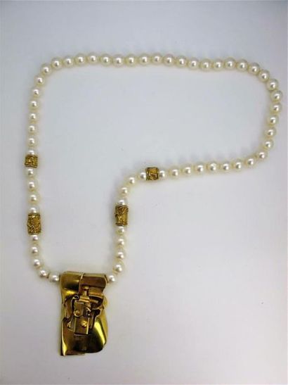 null TOUSSAINT
Collier composé de 59 perles de culture, 4 anneaux et 1 pendentif...