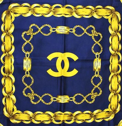 null CHANEL 
Foulard en soie imprimée de chaines siglées dorées sur fond bleu marine...