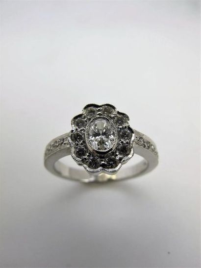 null Bague en or blanc 750°/°° (18k) de forme fleurs pavée de diamants taille brillant....