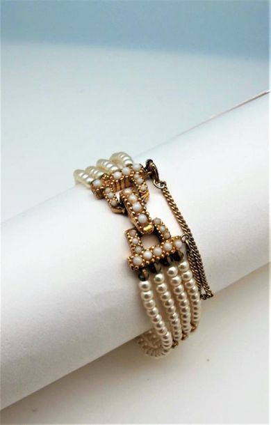 null CINER
Bracelet en métal doré à quatre rangs de perles nacrées, fermoir à rabat...