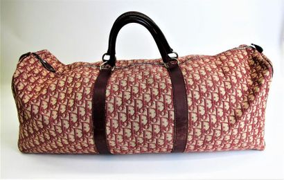 null CHRISTIAN DIOR 
Sac de voyage toile siglée et cuir bordeaux (usures). Longueur:...