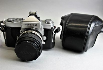 null Appareil photo Nikkon. Nikkormat avec objectif Micro Nikkor P 55 mm
Objectif...