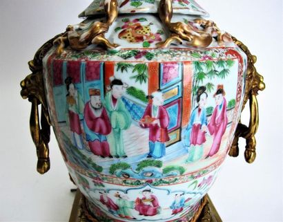 null CHINE - CANTON fin du XIXe siècle.
Vase balustre en porcelaine à décor polychrome...