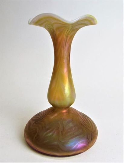 null LOETZ WITWE (attribué à)
Vase en verre doublé irisé dans les tons de jaune et...