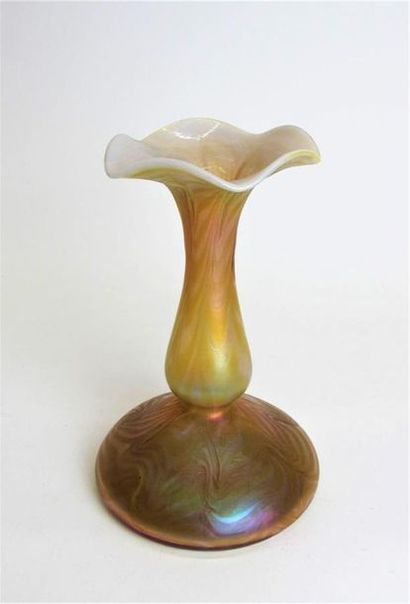 null LOETZ WITWE (attribué à)
Vase en verre doublé irisé dans les tons de jaune et...