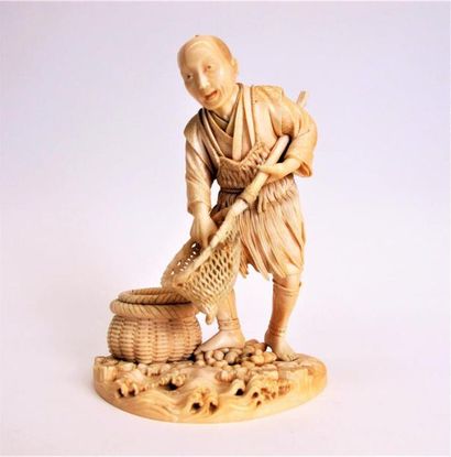 null JAPON, période MEIJI (1868-1912) 
Okimono en ivoire figurant un pêcheur debout,...