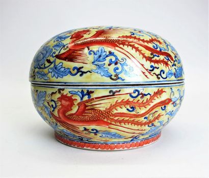 null CHINE, début XXe siècle
Boîte couverte de forme lenticulaire en porcelaine à...