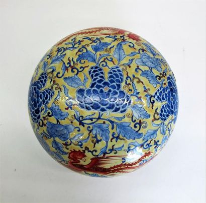 null CHINE, début XXe siècle
Boîte couverte de forme lenticulaire en porcelaine à...