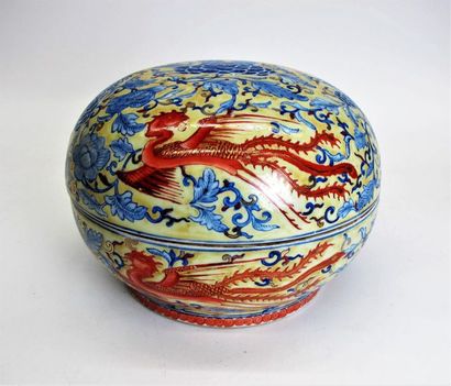 null CHINE, début XXe siècle
Boîte couverte de forme lenticulaire en porcelaine à...