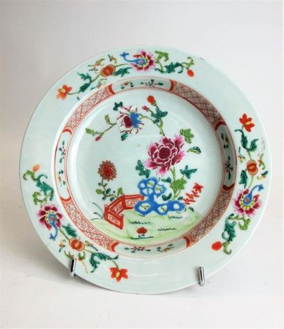 null CHINE COMPAGNIE DES INDES, fin du XVIIIe siècle. 
Assiette en porcelaine émaillé...
