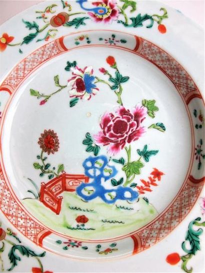 null CHINE COMPAGNIE DES INDES, fin du XVIIIe siècle. 
Assiette en porcelaine émaillé...