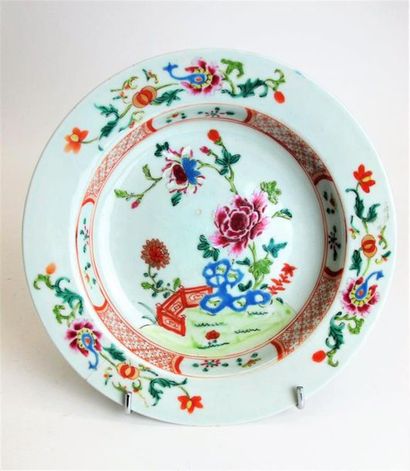 null CHINE COMPAGNIE DES INDES, fin du XVIIIe siècle. 
Assiette en porcelaine émaillé...