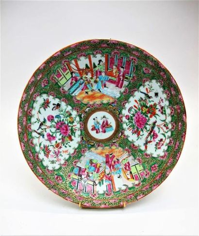 null CHINE - CANTON fin du XIXe siècle.
Plat en porcelaine à décor émaillé polychrome...