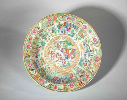 null CHINE, CANTON, Fin XIXe siècle
Bassin en porcelaine à décor d'émaux polychromes...