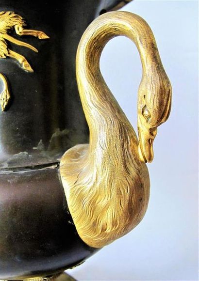 null Vase balustre en bronze à patine brun et or les anses à têtes de cygnes, la...