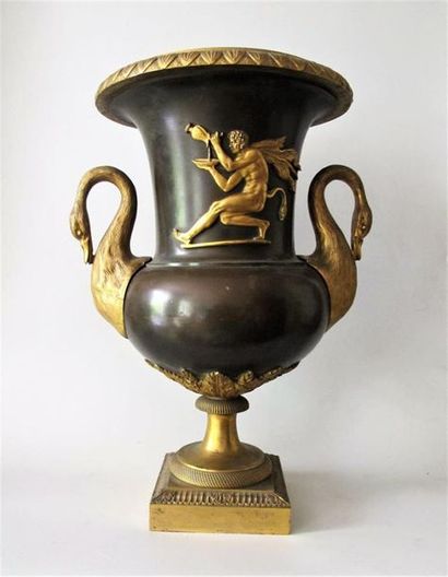 null Vase balustre en bronze à patine brun et or les anses à têtes de cygnes, la...