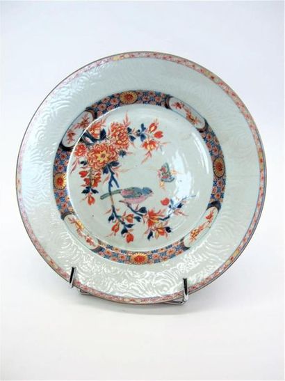 null CHINE, Qianlong XVIIIe siècle. 
Plat et assiette en porcelaine à fin décor imari...