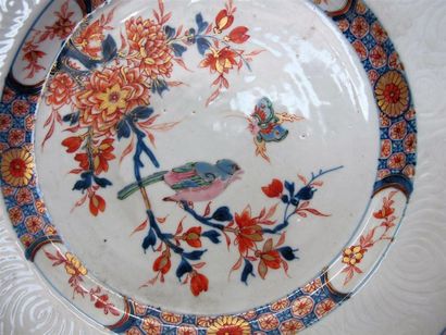 null CHINE, Qianlong XVIIIe siècle. 
Plat et assiette en porcelaine à fin décor imari...