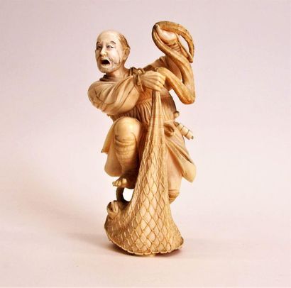 null JAPON, période MEIJI (1868-1912) 
Okimono en ivoire figurant un pêcheur debout,...