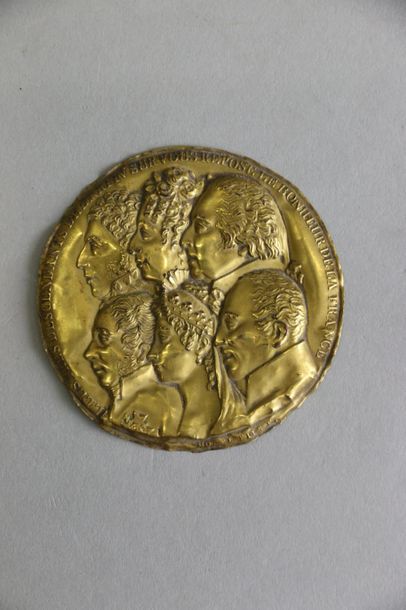 null Médaillon en laiton doré estampé figurant l'Empereur Napoléon 1er à la romaine....