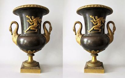 null Vase balustre en bronze à patine brun et or les anses à têtes de cygnes, la...