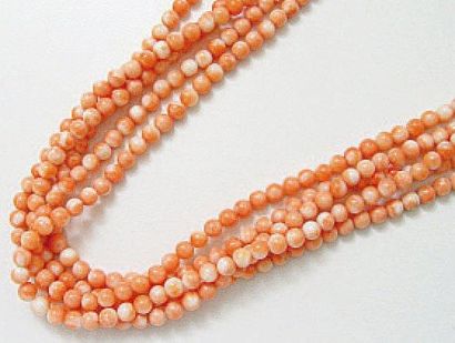 Collier composé de 5 rangs de perles de corail,...