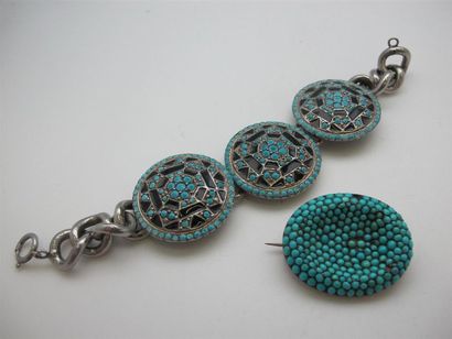 null Bracelet en métal argenté formé de trois médaillons à décor géométrique émaillé...