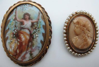 null LIMOGES
Broche en métal doré ornée d'un biscuit émaillé à décor d'une femme...