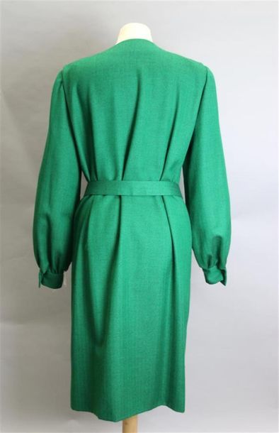 null GIVENCHY Couture
ROBE boutonnée en laine vert émeraude avec sa ceinture, 4 poches...
